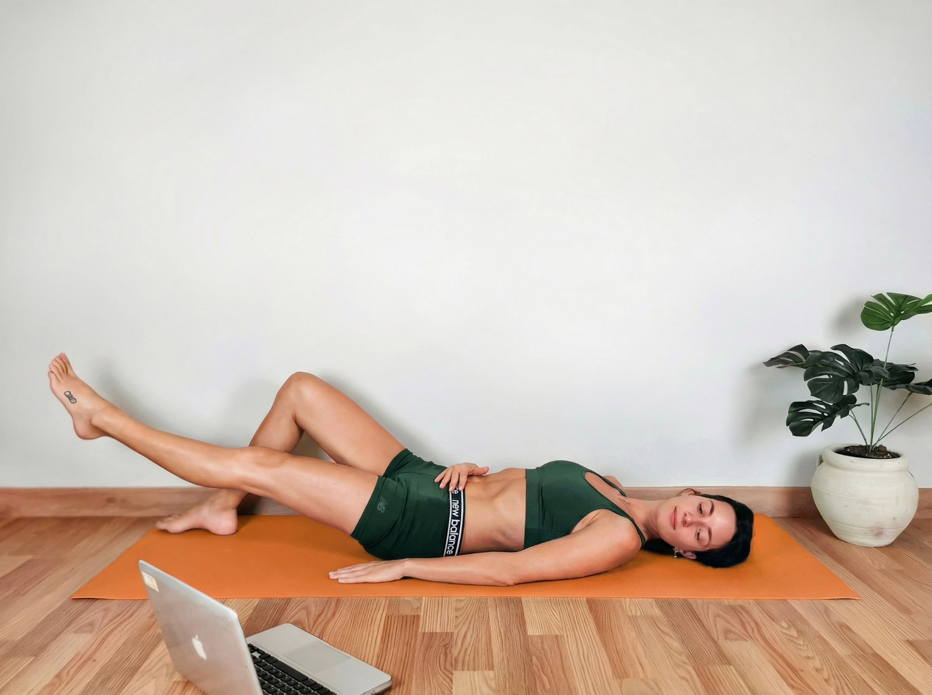Sheila realizando ejercicio de abdominales